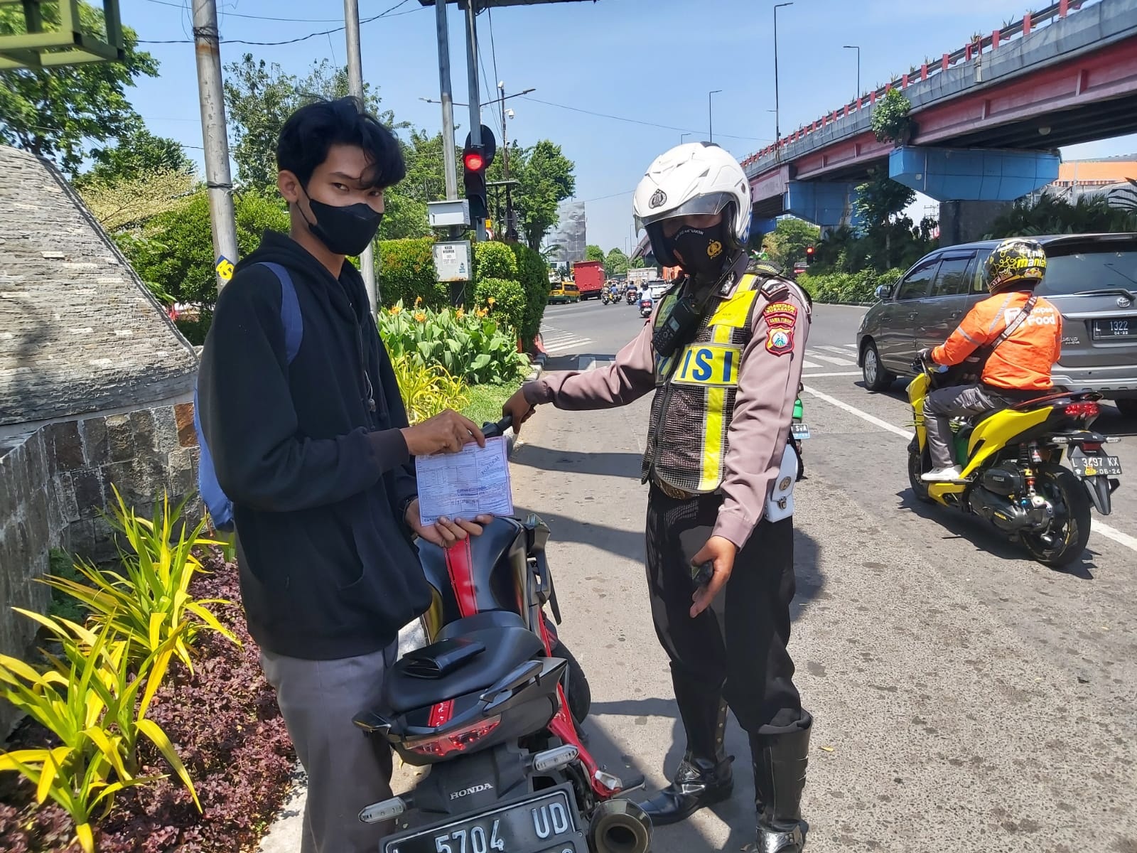 TERJARING OPERASI: Seorang pengendara motor mendapat tegur simpatik. (ISTIMEWA)