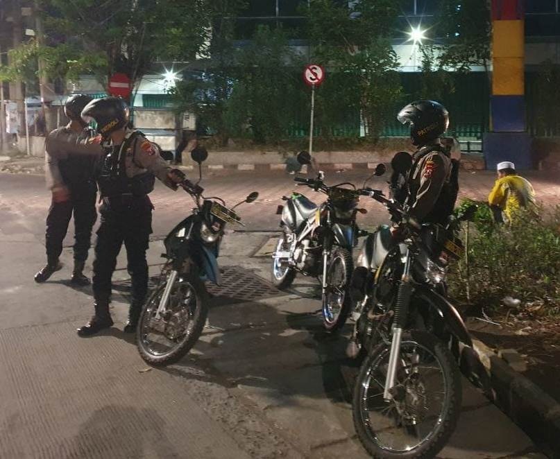 ANTISIPASI: Anggota Polrestabes Surabaya melakukan patroli di kawasan rawan tawuran. (ISTIMEWA)