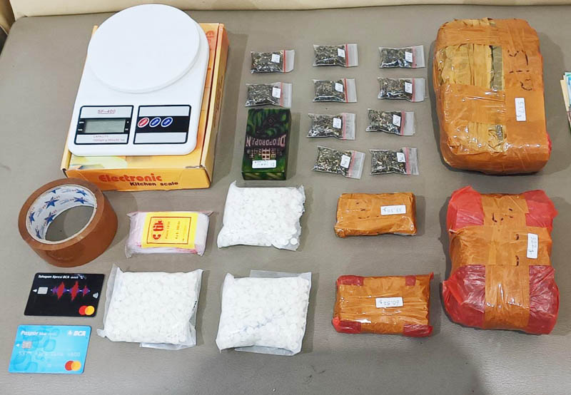 Barang bukti ganja dan ribuan pil koplo yang diamankan polisi dari tersangka. (ISTIMEWA)