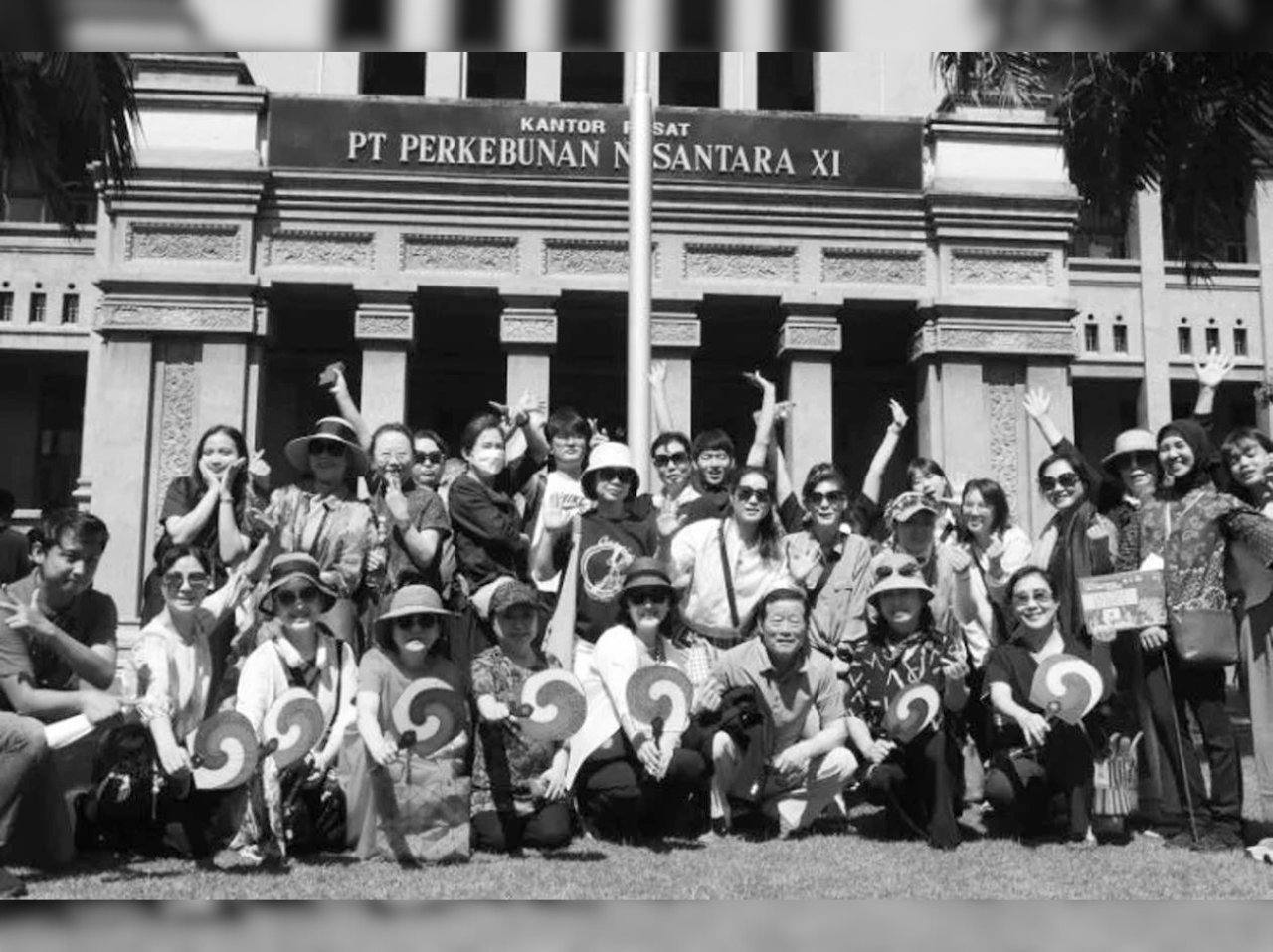 TERPESONA: Sejumlah wisatawan asing berpose di depan Gedung PTPN XI, Jalan Merak Nomor 1, Surabaya. (ISTIMEWA)