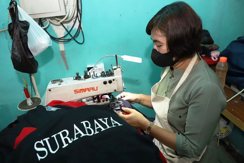 BERDAYAKAN EKONOMI: Salah satu warga kawasan Sukomanunggal yang menjadi anggota Kampung Jahit Nusantara. (SURYANTO/RADAR SURABAYA)
