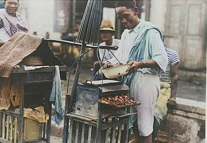 SUDAH JARANG: Pedagang sate Madura yang menjajakan dagangannya dengan pikulan. (ISTIMEWA)