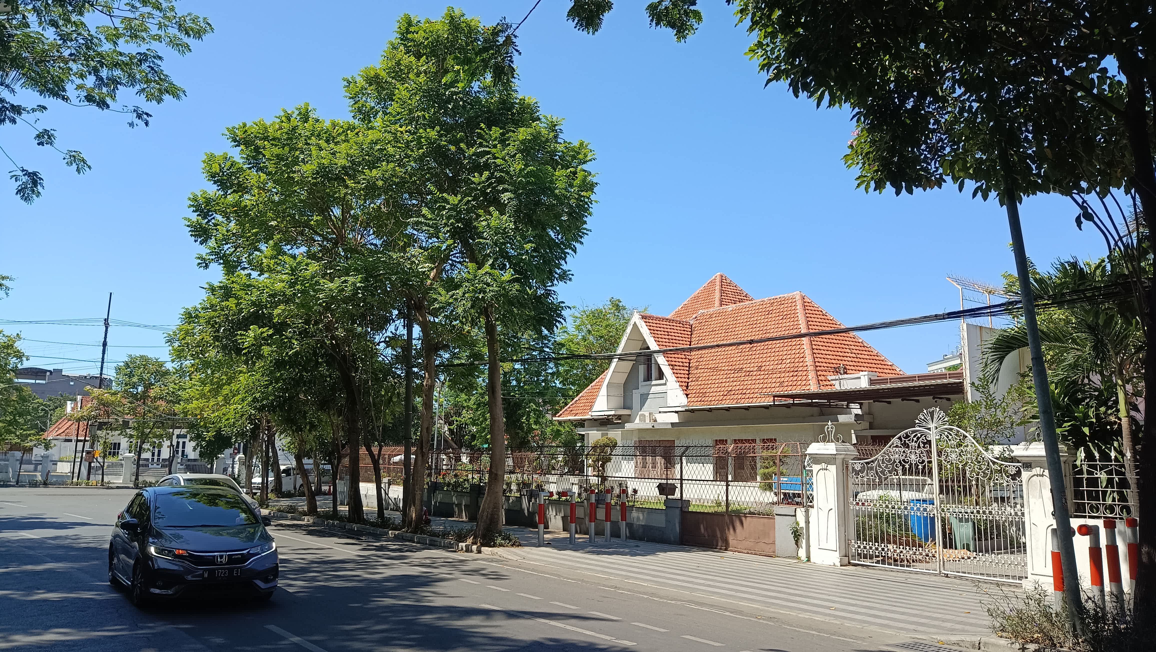 TERAWAT: Salah satu bangunan lawas bergaya kolonial di Jalan Dr Soetomo. (ANDY SATRIA/RADAR SURABAYA)