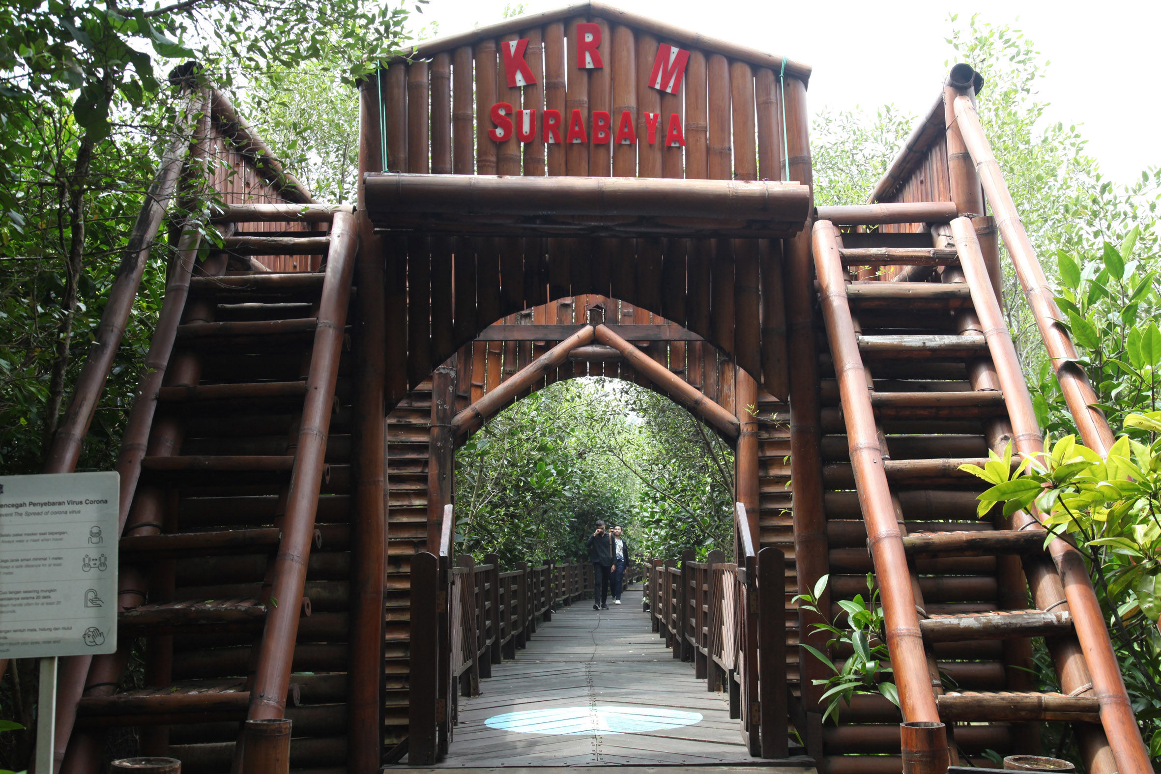 Sudah 85 persen: Pemkot Surabaya telah mengajukan percepatan peresmian Kebun Raya Mangrove, berbagai fasilitas penunjang juga dikebut. (SURYANTO/RADAR SURABAYA)