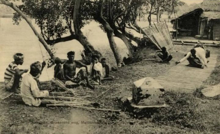USAHA RUMAHAN: Salah satu UMKM di kawasan Gresik, Surabaya sekitar tahun 1906. (ISTIMEWA)