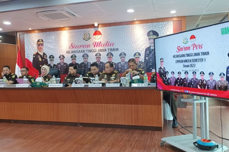Kajati Jatim Mia Amiati (ketiga dari kiri) didampingi pejabat setempat memaparkan capaian kerja selama semester I tahun 2023 di Surabaya, Jumat (21/7/2023). (ANTARA/Hanif Nashrullah)
