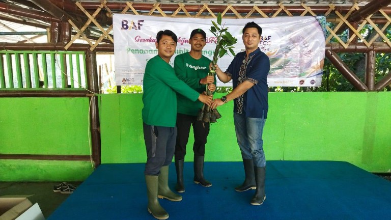 KONTRIBUSI BAF: Dwi Martanto, Area Office Head BAF Surabaya (kanan) menyerahkan bibit mangrove kepada Rinaldy Gilang Kusuma, Plantation Officer LindungiHutan (tengah). (ISTIMEWA)