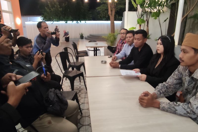 Tim Hotman 911 bersama keluarga korban menyampaikan pers rilis terkait kasus pembunuhan pasutri pengusaha kolam renang di Tulungagung, Jumat (21/7/2023). (ANTARA/Destyan Handri Sujarwoko)