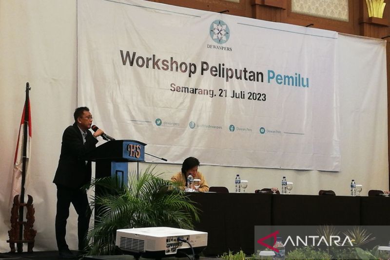 Anggota Dewan Pers Totok Suryanto saat membuka "Workshop Peliputan Pemilu 2024 di Jawa Tengah", di Semarang, Jumat (2/7/2023). (ANTARA/Zuhdiar Laeis)