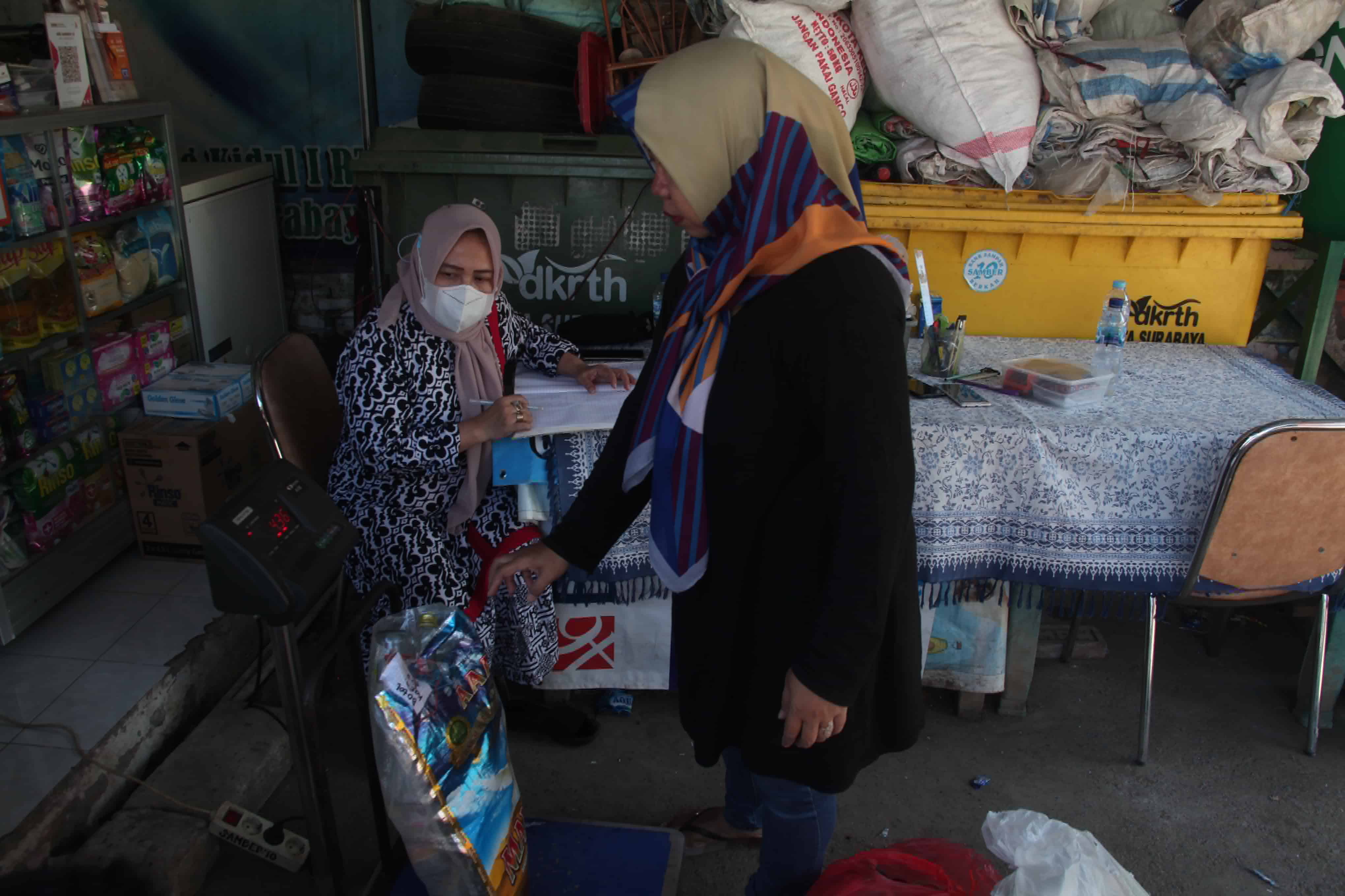EKONOMIS: Aktivitas penimbangan sampah di bank sampah kawasan Tegalsari. (SURYANTO/RADAR SURABAYA)