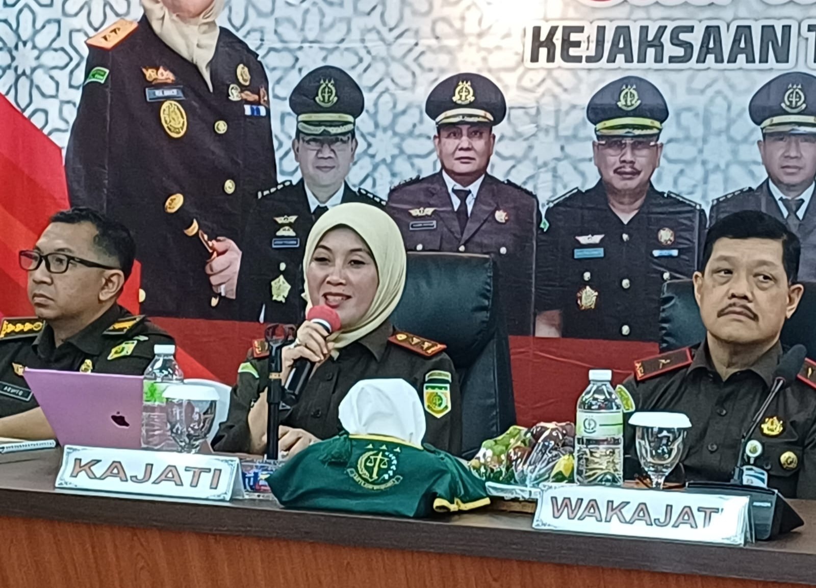 UNGKAP KASUS: Kejati Jatim Mia Amiati menjelaskan beberapa kasus yang ditangani di Jatim. (ISTIMEWA)