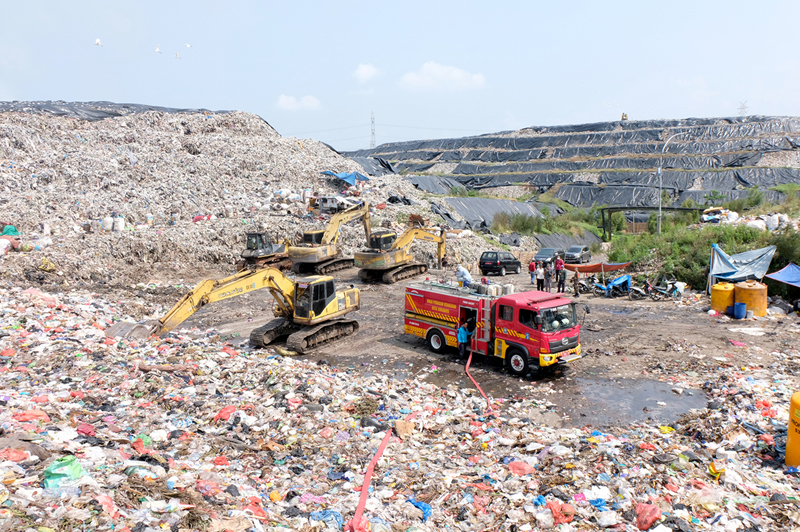 KURANGI VOLUME PEMBUANGAN: Fokus penanganan sampah saat ini masih fokus pada TPA, padahal seharusnya peran masyarakat harus lebih dikuatkan. (SURYANTO/RADAR SURABAYA)