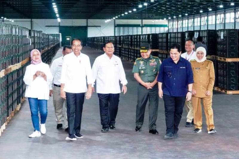 Presiden Jokowi dan ibu Negara Iriana Joko WIdodo saat mengunjungi PT Pindad didampingi Menhan Prabowo Subianto, Menteri BUMN Erick Thohir dan Gubernur Khofifah Indar Parawansa. (ISTIMEWA/HUMAS JATIM)