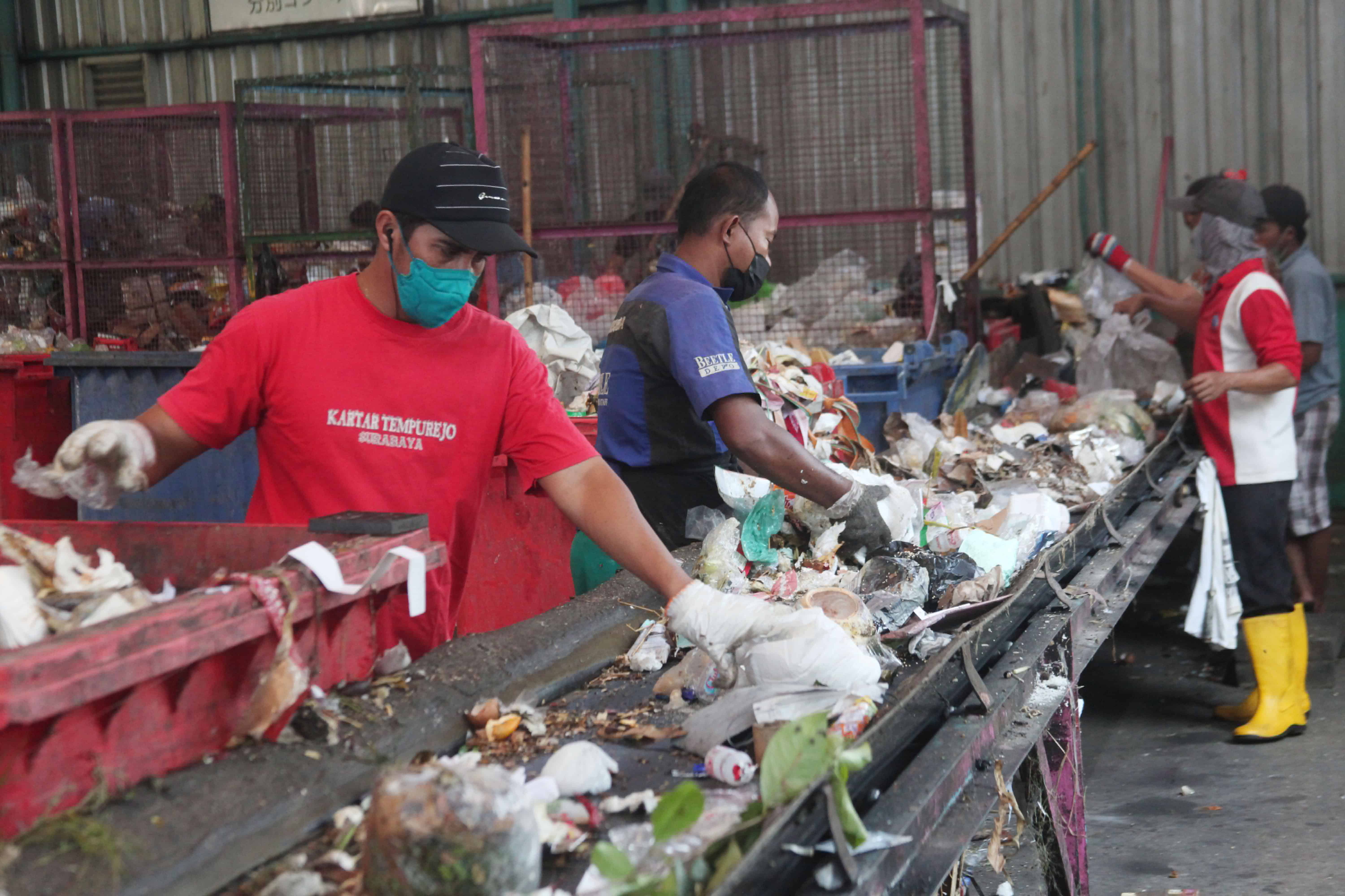 PEMILAHAN DAN PENGOLAHAN: Meskipun jumlah sampah plastik turun, namun sampah organik justru naik, harus disiapkan langkah mengatasinya. (SURYANTO/RADAR SURABAYA)