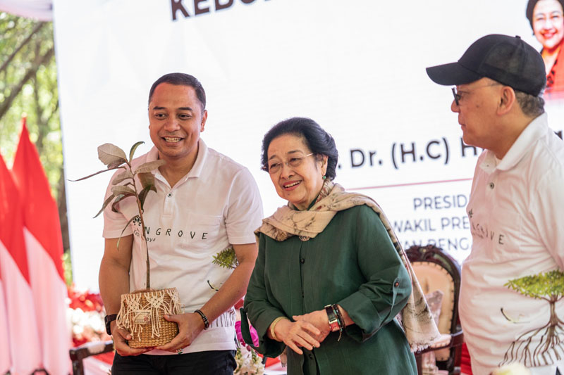 SIMBOLIS: Wali Kota Surabaya Eri Cahyadi menerima bibit mangrove dari Ketua Yayasan Kebun Raya Indonesia Megawati Soekarnoputri saat peresmian KRM Surabaya, Rabu (26/7). (SURYANTO/RADAR SURABAYA)