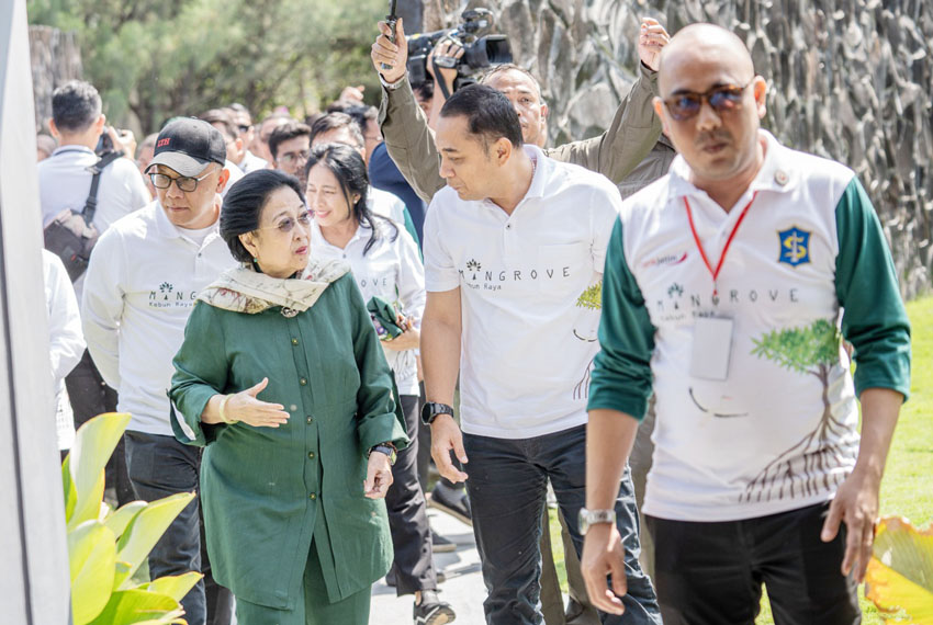 WISATA ALAM: Wali Kota Surabaya Eri Cahyadi menyimak penjelasan Megawati Soekarnoputri saat peresmian Kebun Raya Mangrove (KRM) Surabaya, Rabu (26/7). (SURYANTO/RADAR SURABAYA)