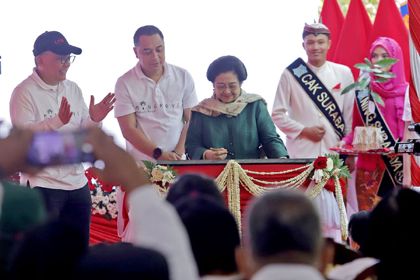 DIRESMIKAN: Presiden Kelima RI Megawati Soekarnoputri selaku Ketua Yayasan Kebun Raya Indonesia menandatangani prasasti peresmian Kebun Raya Mangrove (KRM) Surabaya, Rabu (26/7).