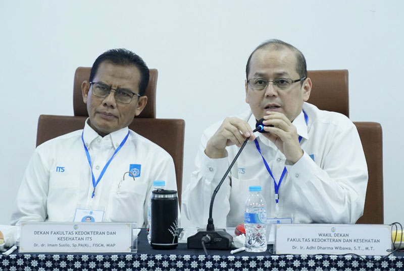 PENDAFTARAN: Dekan Fakultas Kedokteran dan Kesehatan ITS, Dr dr Imam Susilo SpPA(K) FISCM MIAP (kiri). (ISTIMEWA/HO-ITS)