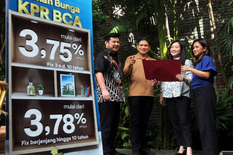 OPTIMIS TUMBUH : Dari kiri; Steven Sebastian, Handy Weriko, Meliani Tjondro dan Vanny Vanessa menjelaskan program KPR dengan bunga murah dari BCA yang direspons bagus konsumen. (RADAR SURABAYA)