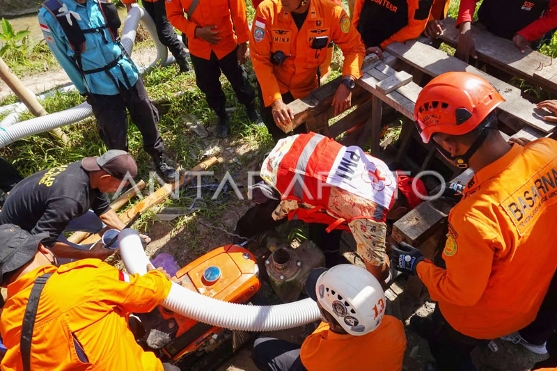 Tim SAR gabungan melakukan penyedotan air dari lubang tambang yang tergenang air di lokasi terjebaknya delapan penambang emas di Desa Pancurendang, Ajibarang, Banyumas, Jawa Tengah, Kamis (27/7).