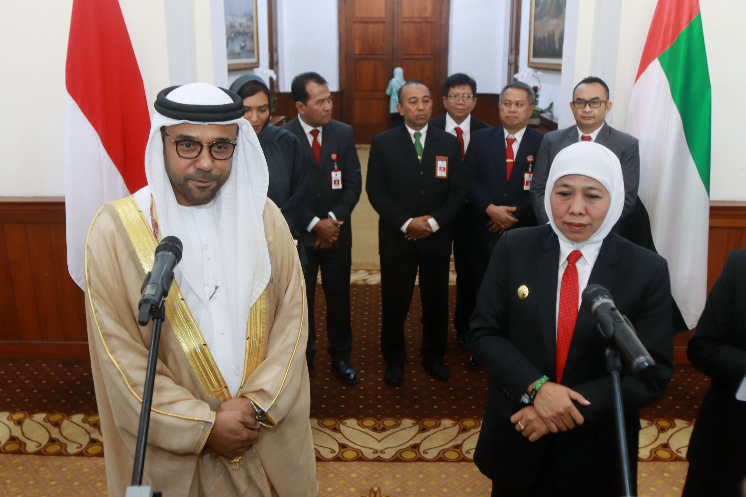 SAMBUT DUBES UEA: Gubernur Jatim, Khofifah Indar Parawansa, menerima kunjungan Duta Besar Uni Emirat Arab (UEA) untuk Indonesia Abdulla Salem Aldhaheri, Kamis (27/7). (ANDY SATRIA/RADAR SURABAYA)