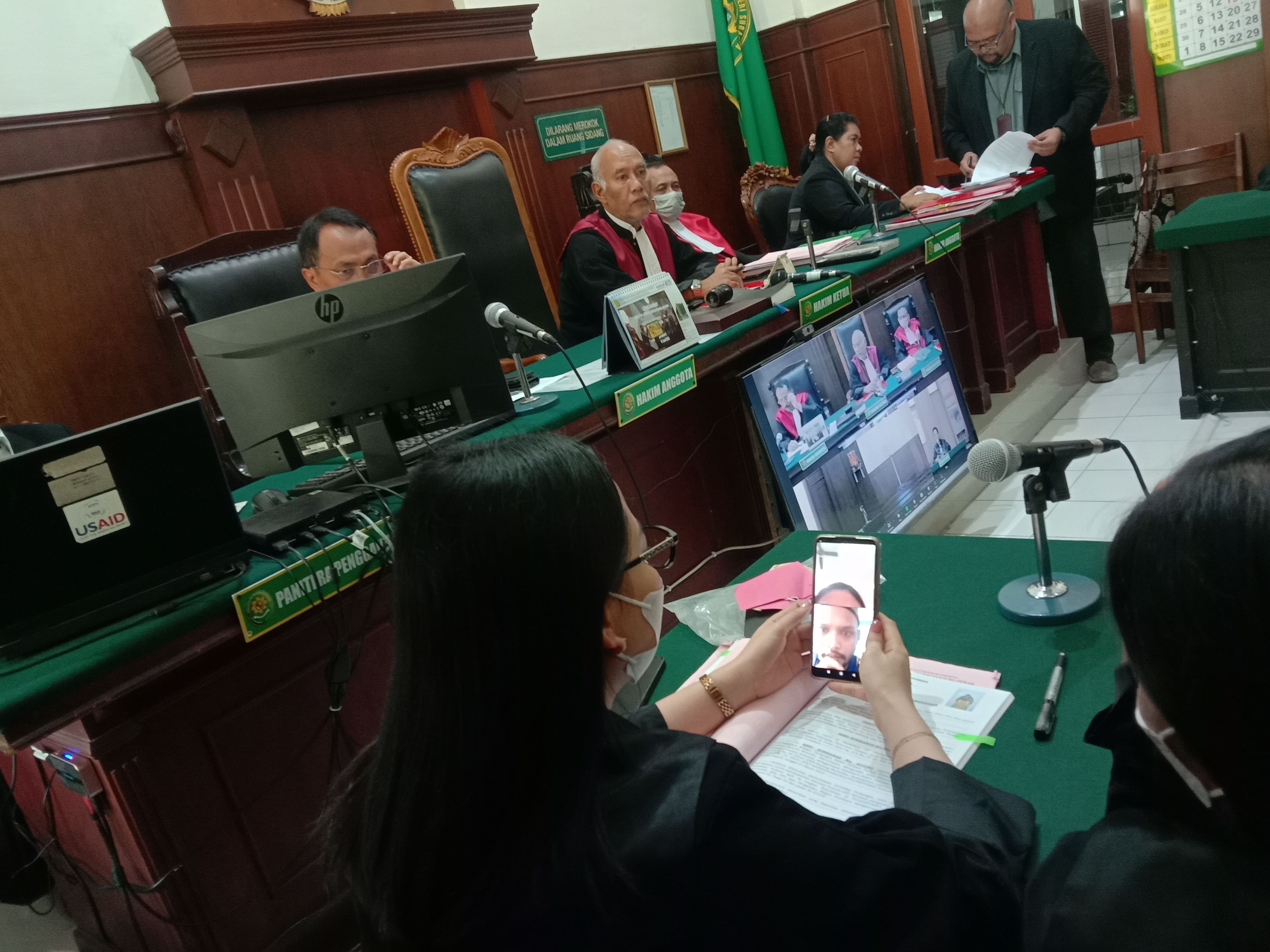DARING: Heru Kurniawan diadili secara daring di PN Surabaya. (FAJAR/RADAR SURABAYA)