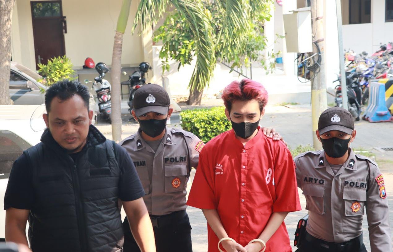NEKAT: Tersangka WR alias Mami Elga diamankan di Polrestabes Surabaya. (ISTIMEWA)