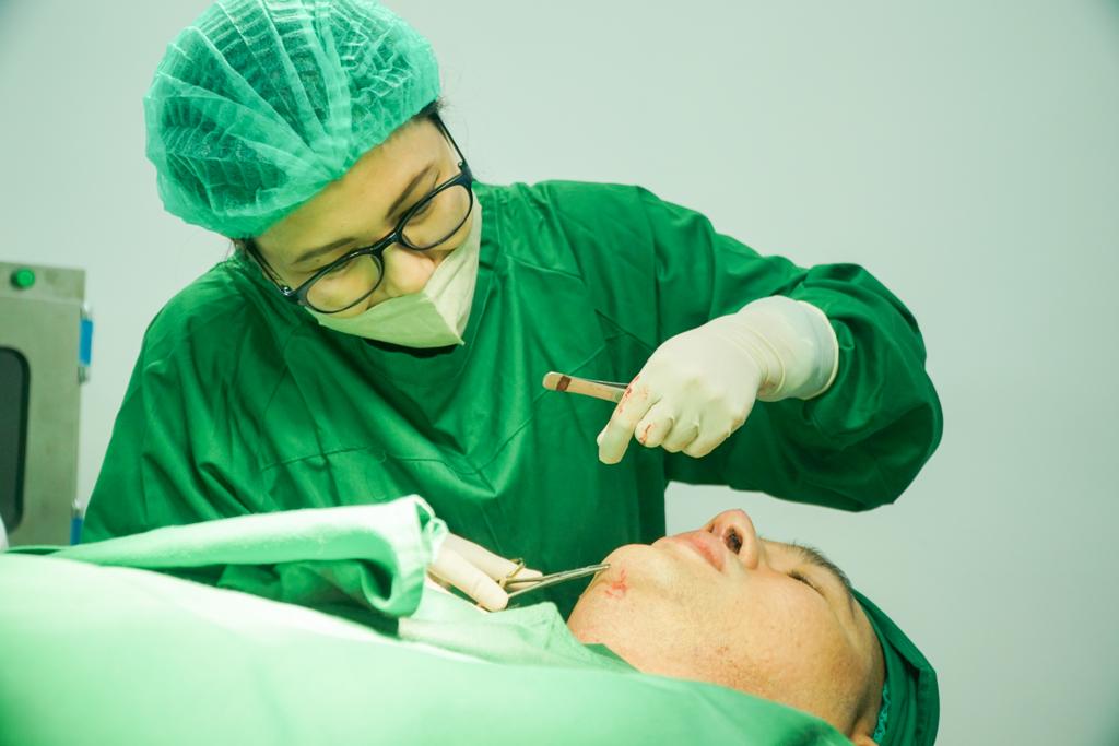 STERIL DAN AMAN: Dr Dinar Rahmania saat melakukan prosedur fat grafting kepada pasien. (ISTIMEWA)