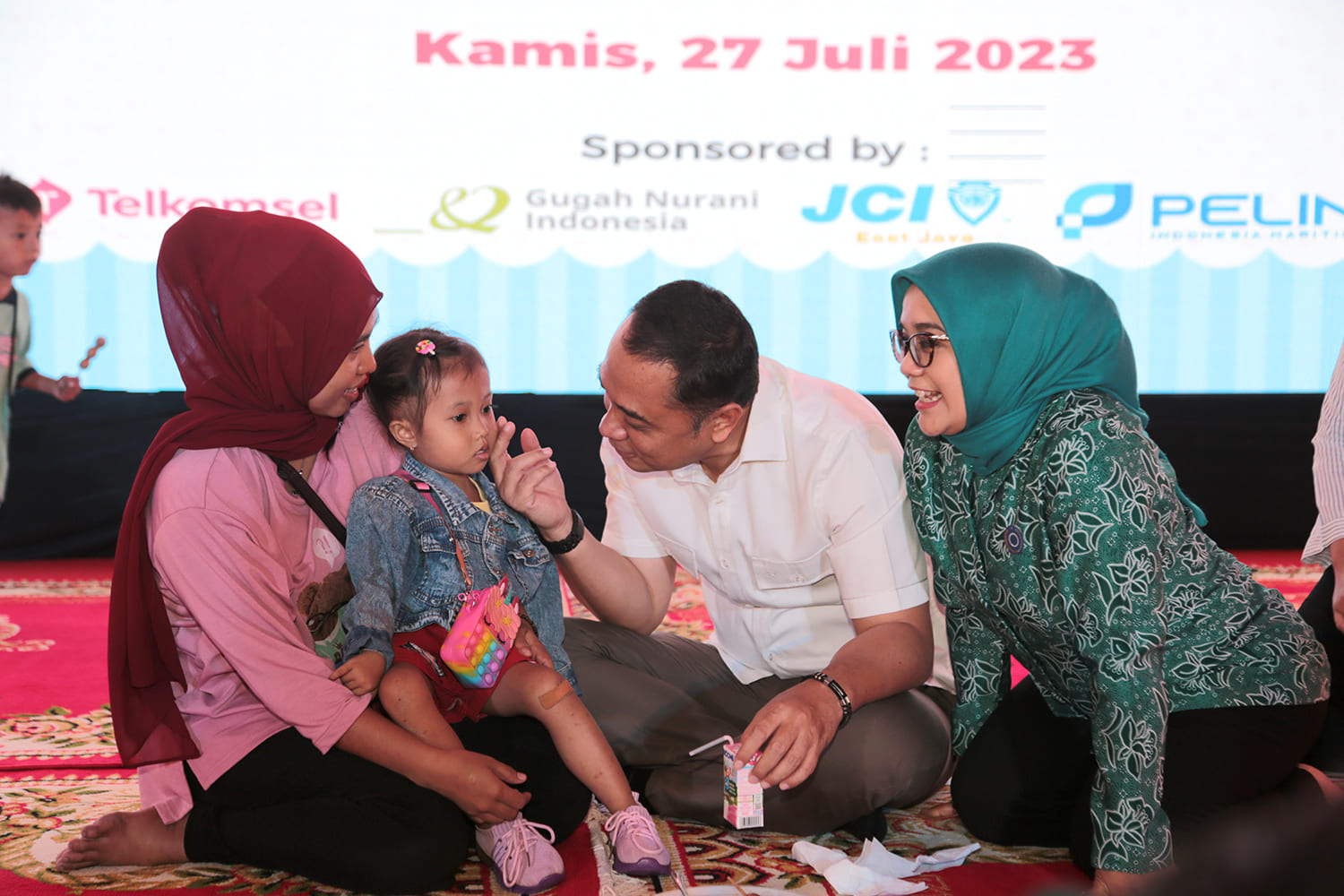 PENDAMPINGAN LANGSUNG: Eri Cahyadi didampingi Ketua TP PKK Surabaya Rini Indriyani saat peresmian lomba Surabaya Emas di halaman Balai Kota Surabaya, Kamis (27/7). (SURYANTO/RADAR SURABAYA)