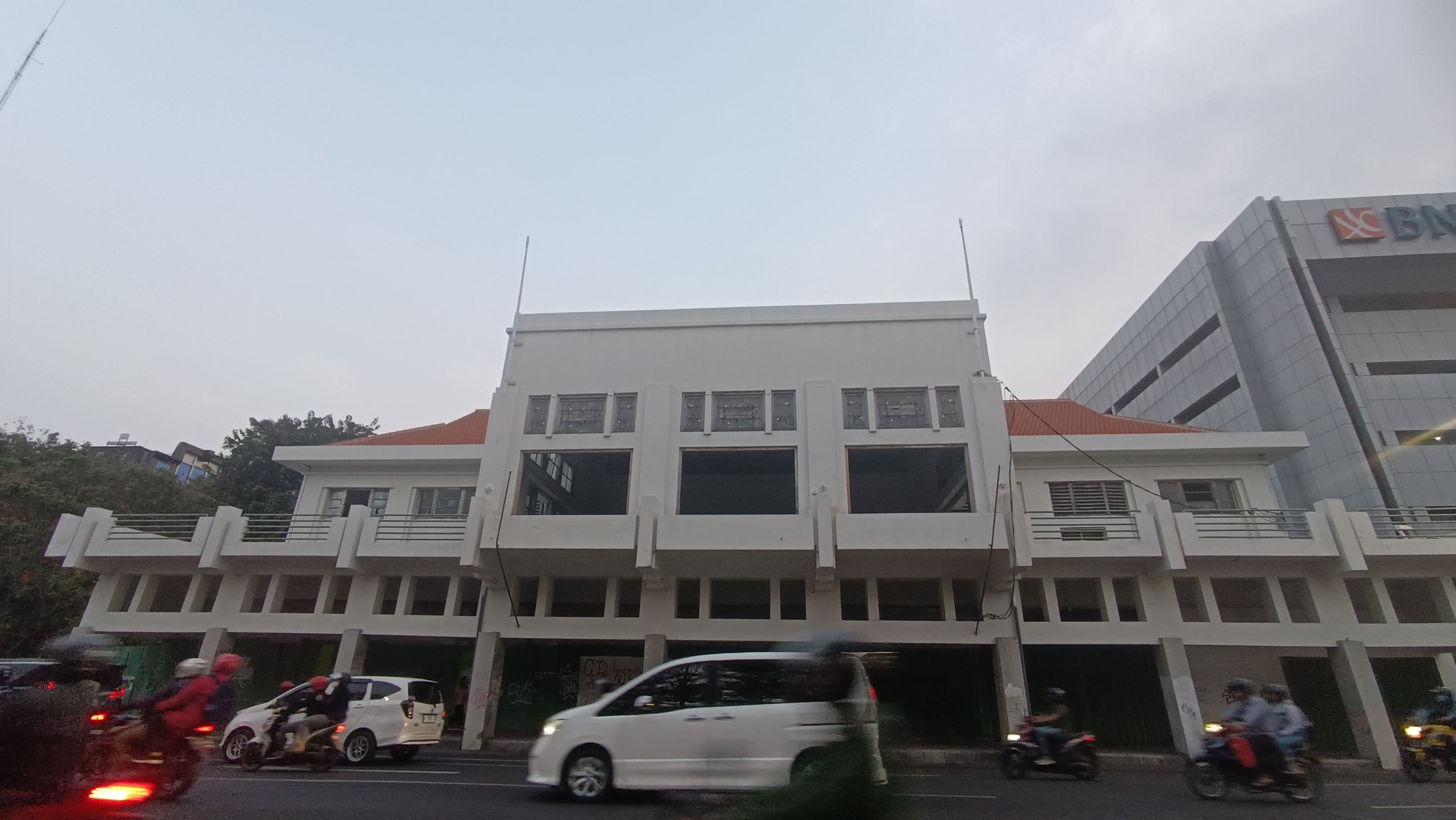 CAGAR BUDAYA: Bangunan bekas Bioskop Indra meskipun tak difungsikan tetapi masih terawat. (ANDY SATRIA/RADAR SURABAYA)