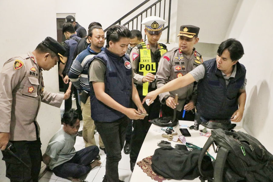 PEMAIN LAMA: Petugas mengamankan tersangka BEN saat razia di Bundaran Waru. (ISTIMEWA)