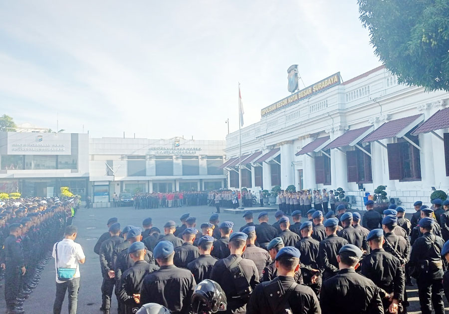 ANTISIPASI: Ribuan personel Polrestabes Surabaya hingga Satbrimob Polda Jatim mengikuti apel pengamanan perbatasan Surabaya. (GUNTUR IRIANTO/RADAR SURABAYA)