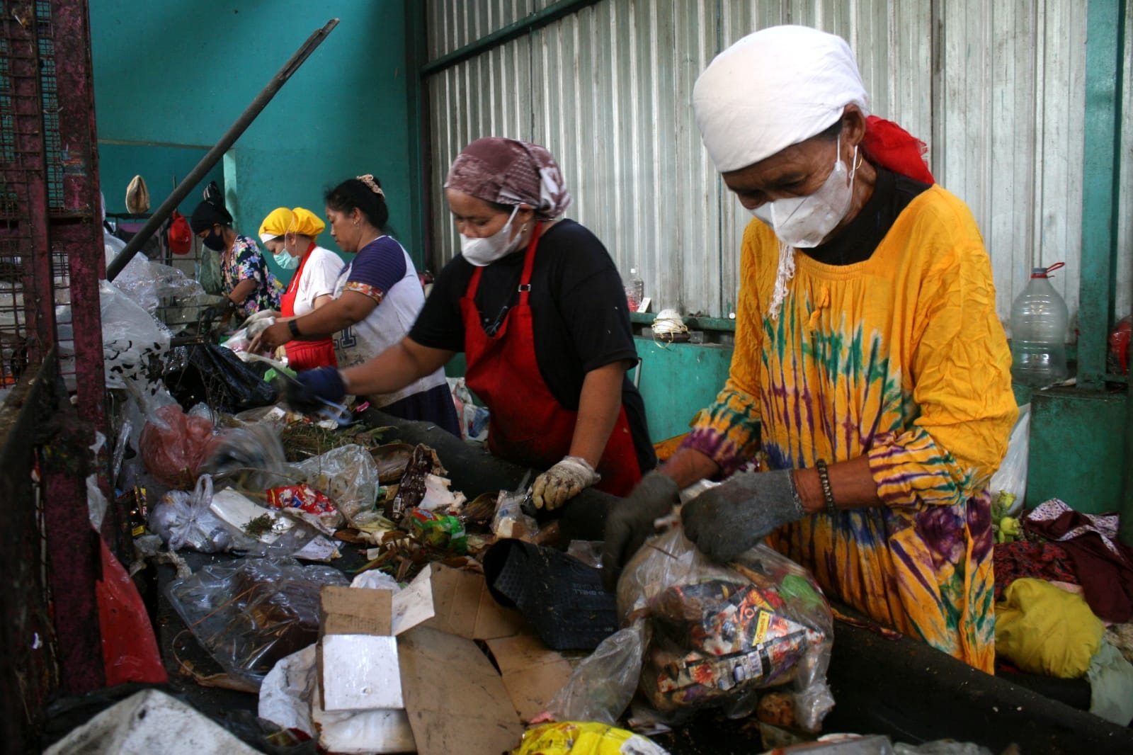 KURANGI SAMPAH: Pemilahan sampah sudah lebih dari 10 tahun menjadi program kebersihan di kota Surabaya. (ANDY SATRIA/RADAR SURABAYA)