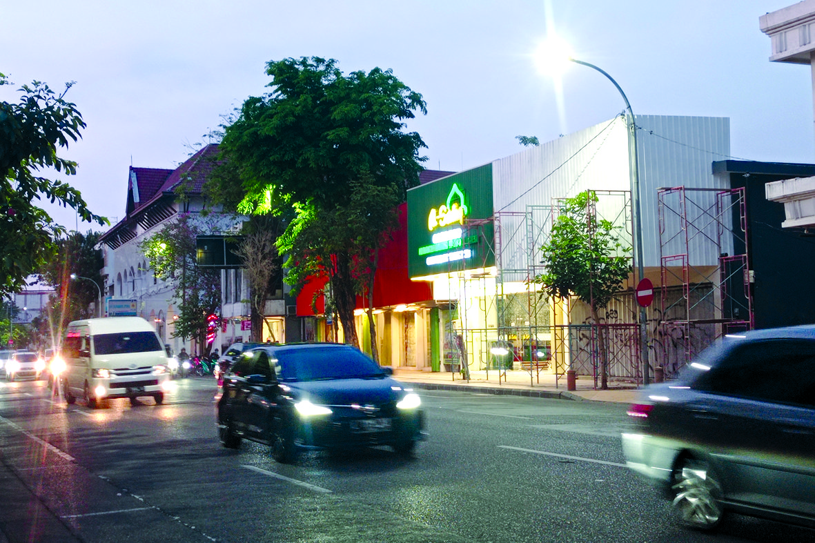 Masih Sama: Keramaian Jalan Gemblongan sebagai kawasan perdagangan dari dulu dan sekarang tak pernah berubah. (SURYANTO/RADAR SURABAYA)