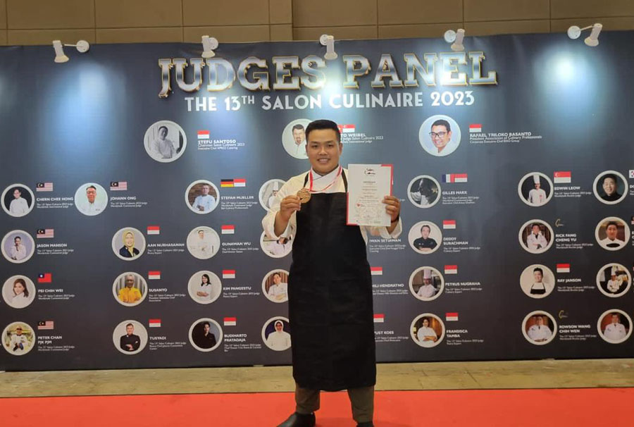 PRESTASI: Chef de Partie Hotel Grand Dafam Signature Surabaya, Felix Agustinus usai memenangkan medali Chef&rsquo;s Competition The 13th Salon Culinaire berkat menu olahan ikan gindara. (ISTIMEMEWA)