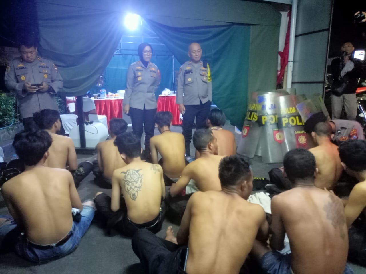 BANDEL: Ratusan remaja ini diamankan di Polres Pelabuhan Tanjung Perak lantaran melakukan konvoi di kawasan Surabaya Utara. (GUNTUR IRIANTO/RADAR SURABAYA)