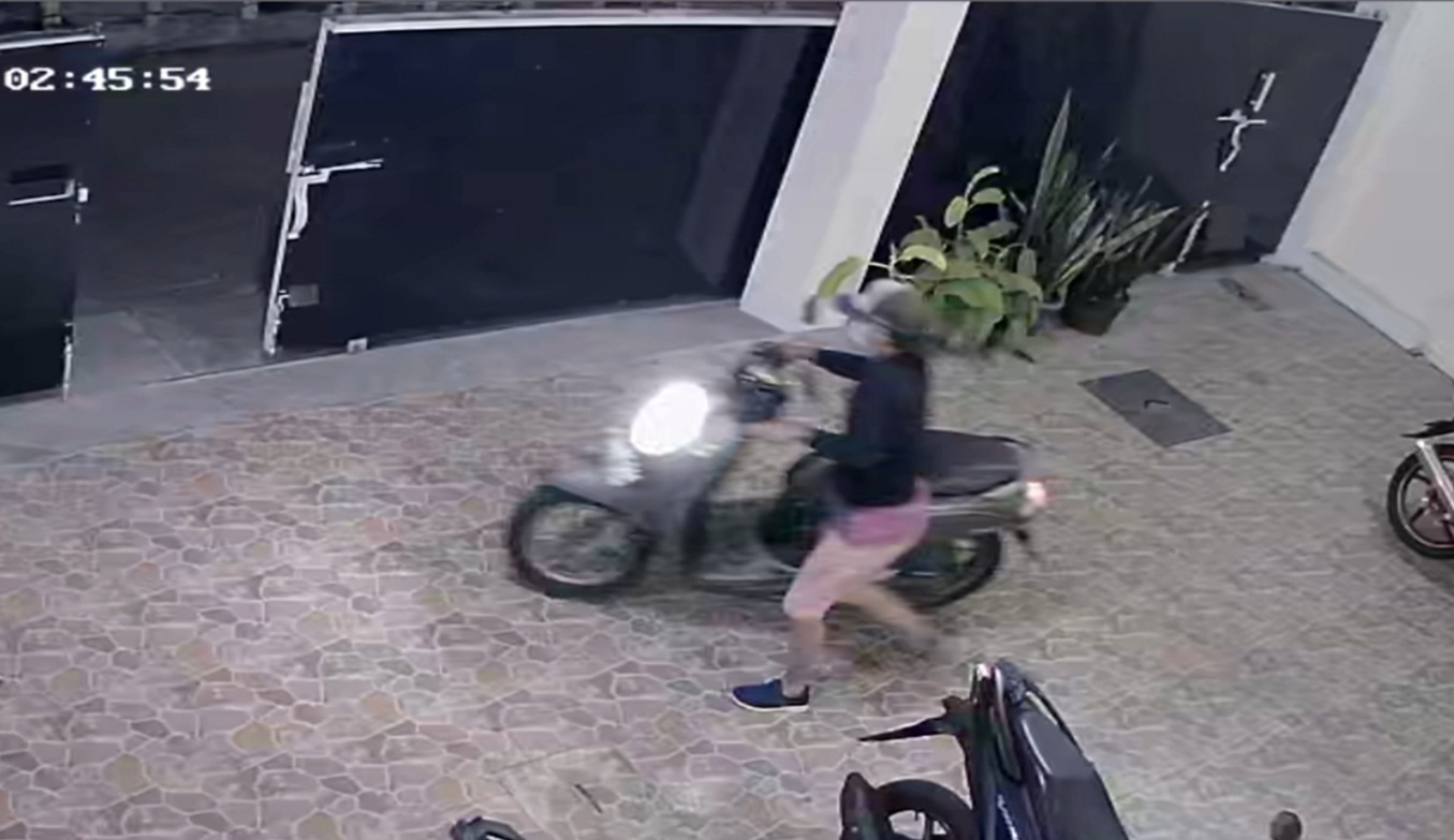 MERESAHKAN: Pelaku terekam CCTV saat mencuri motor di Jalan Kutisari Selatan. (ISTIMEWA)