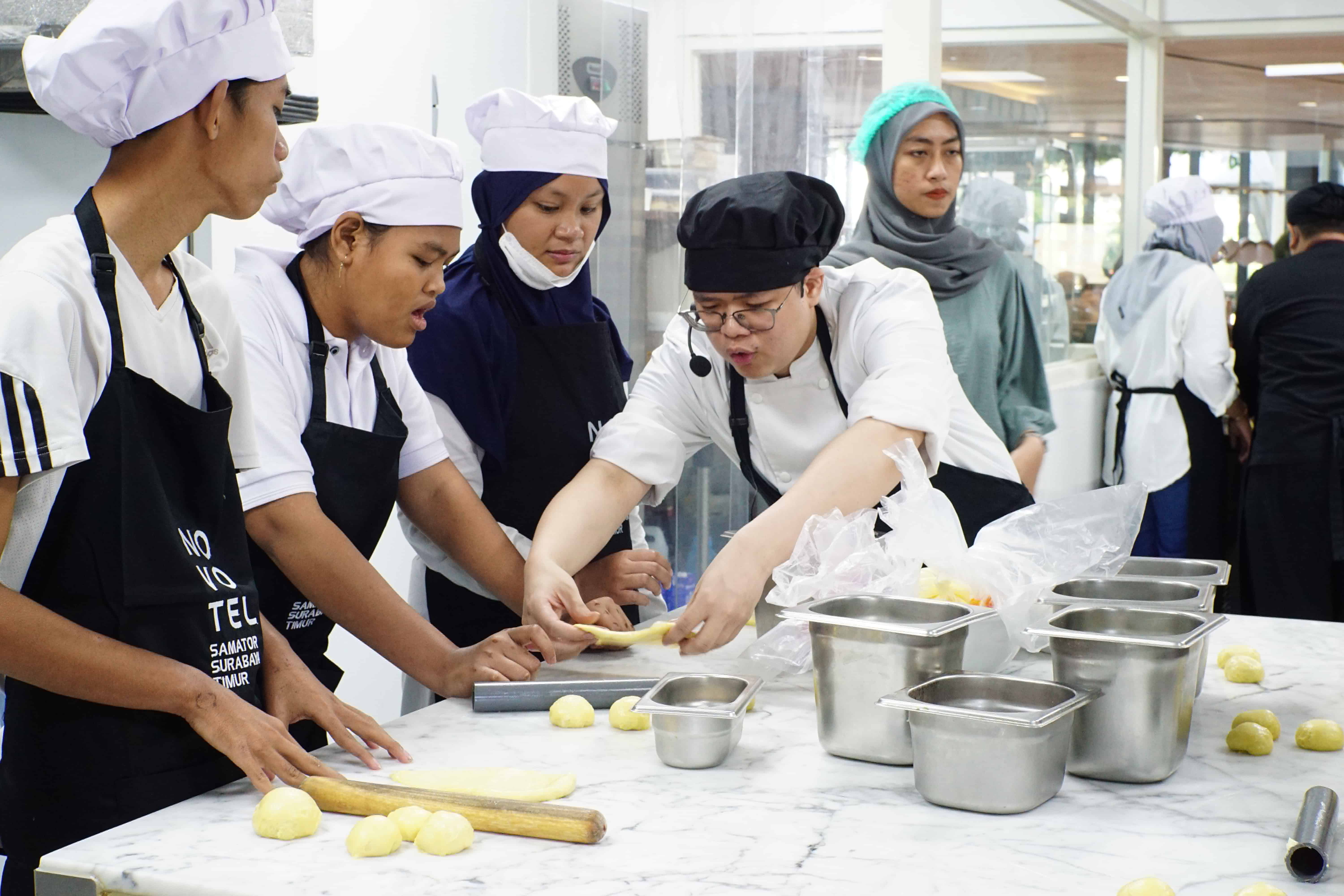 PENGALAMAN BARU: Beberapa anak disabilitas tampak antusias membuat roti dalam baking class. (ISTIMEWA)