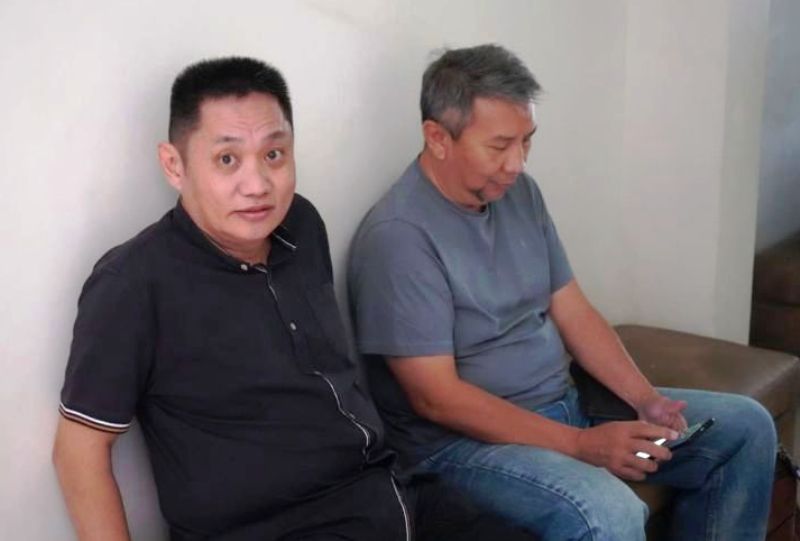 Bos Sipoa Group Budi Santoso dan Klemens Sukarno Candra terpidana perkara penipuan dan penggelapan di Kantor Kejari Surabaya usai dibekuk, Selasa (1/8/2023). (ANTARA/HO-Kejari Surabaya)