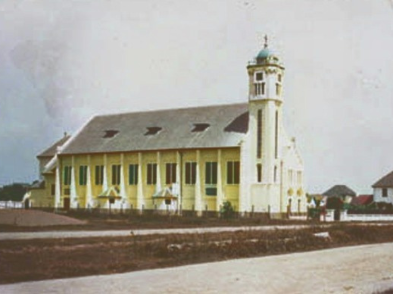 GEREJA KATEDRAL: Gereja Katolik di Coen Boulevard yang kini bernama Gereja Katolik Hati Kudus Yesus. (ISTIMEWA)