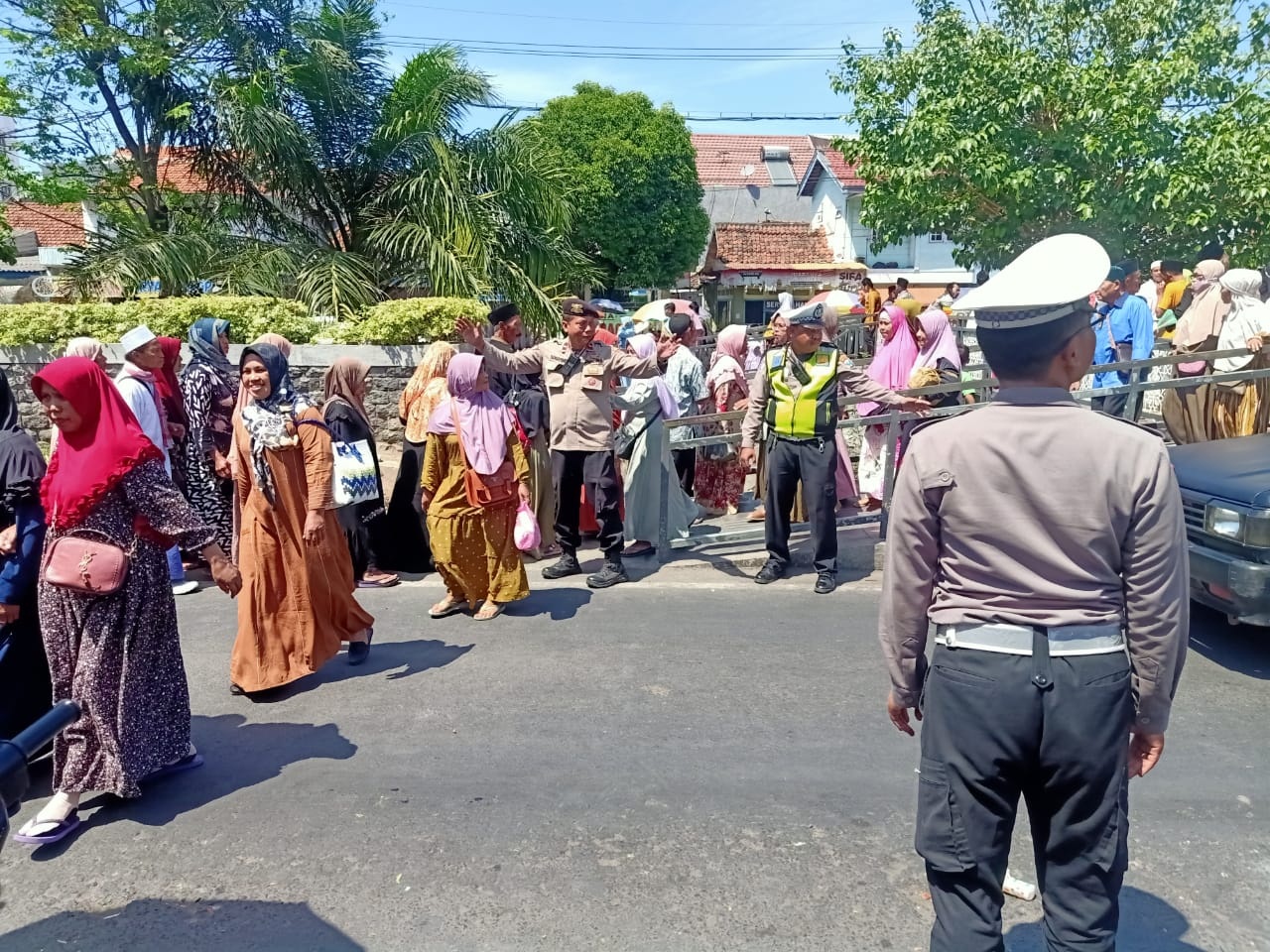 ANTISIPASI: Anggota Polsek Semampir melakukan pengamanan di pintu masuk kawasan Wisata Religi Ampel, Surabaya, Senin (31/7). (ISTIMEWA)