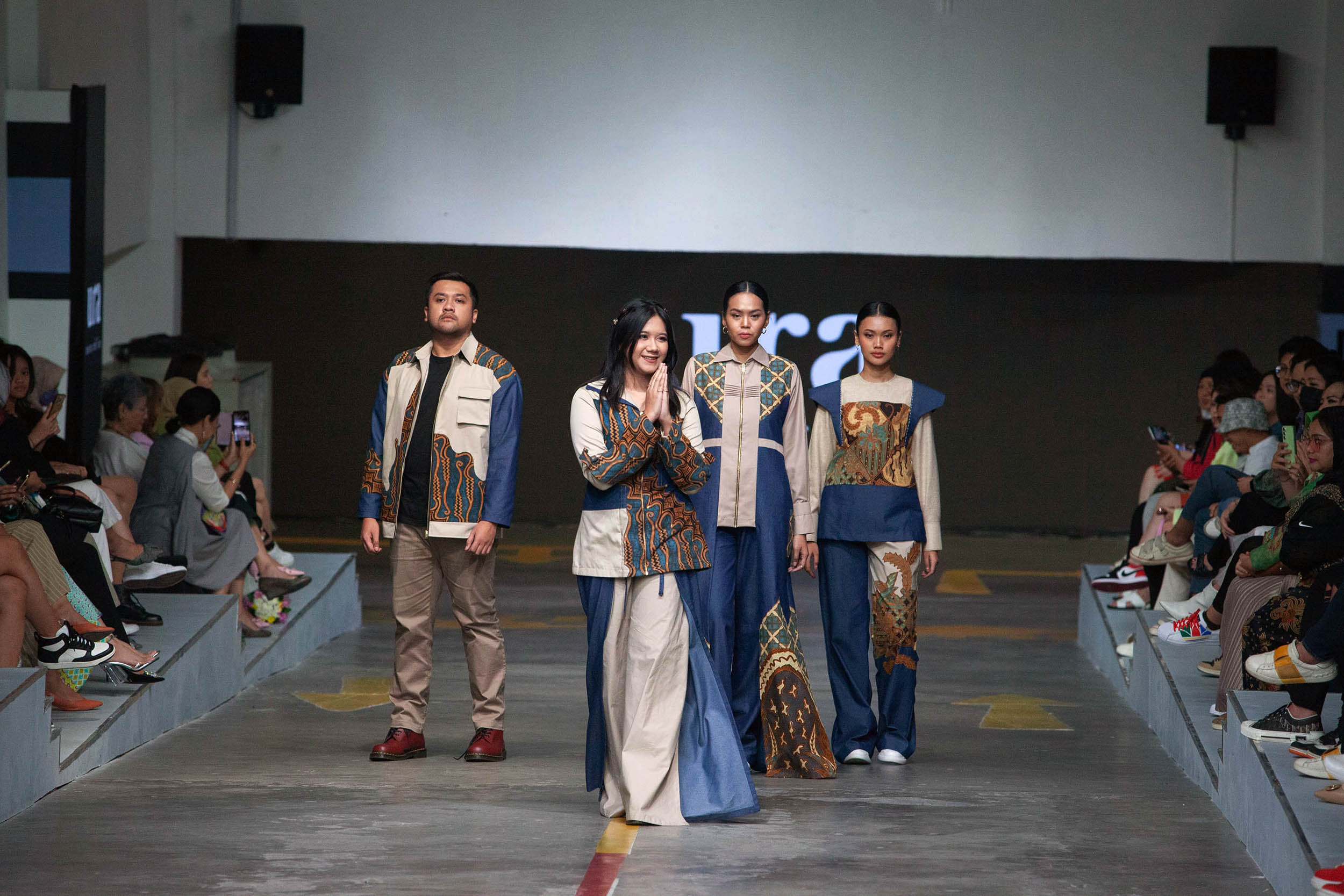 BOLD AN EYE CATCHING: Model memeragakan busana karya desainer asal Surabaya, Aura Afilia yang bertajuk Cathera yang mengangkat wastra nusantara batik Sragen. (ANDY SATRIA/RADAR SURABAYA)