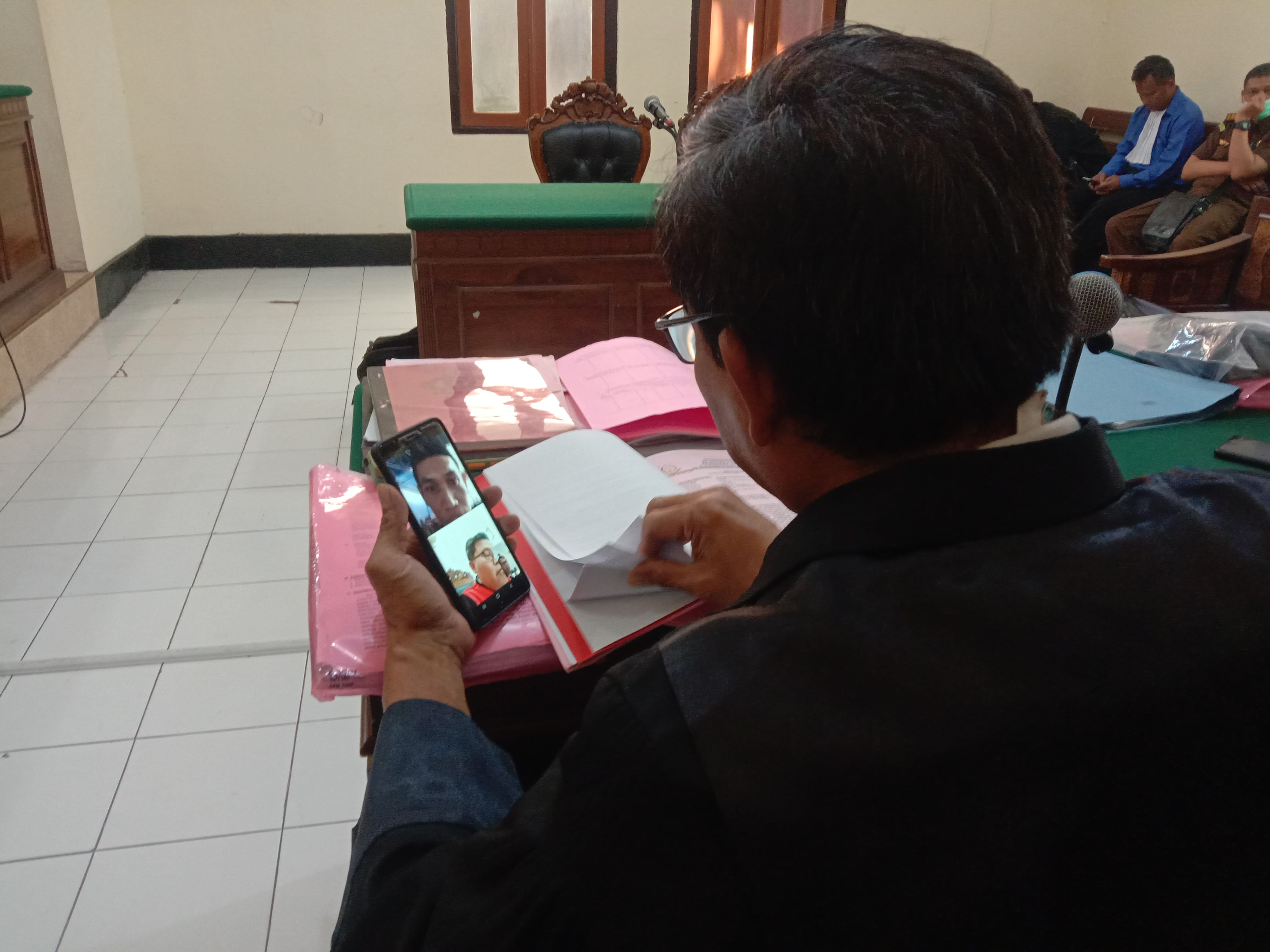 TERGIUR: Terdakwa Rokhim Fakhrudin diadili secara daring. (FAJAR/RADAR SURABAYA)