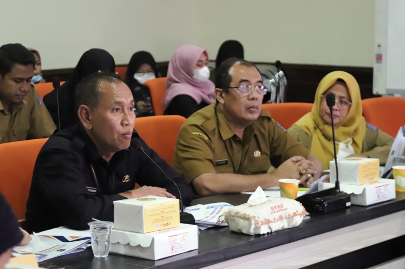 CARI SOLUSI: Suasana rapat evaluasi PPDB yang diikuti Dispendik Surabaya bersama DPRD Surabaya, Selasa (1/8). (SURYANTO/RADAR SURABAYA)