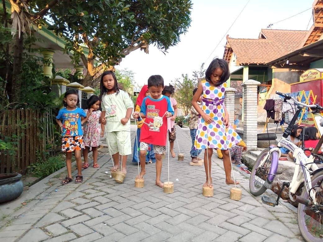 HARUS DILESTARIKAN: Permainan tradisional eksistensinya terancam oleh gadget dan permainan modern. (ISTIMEWA)