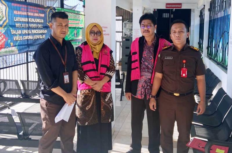 ROMPI TAHANAN: Dua tersangka dugaan kasus korupsi DAK tahun 2018 di Dispendik Jatim yakni SR dan ER saat penyerahan tahap dua di Kejati Jatim. (ISTIMEWA)