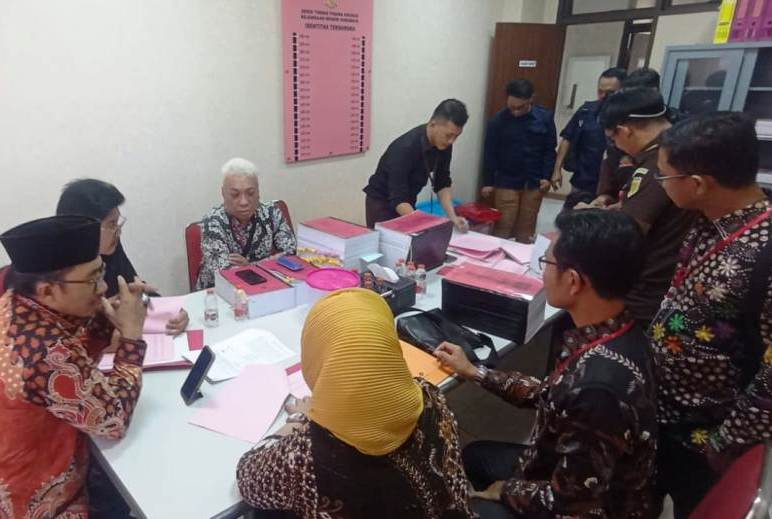 TAHAP DUA: Dua tersangka dugaan kasus korupsi DAK tahun 2018 di Dispendik Jatim saat penyerahan tahap dua di Kejati Jatim. (ISTIMEWA)