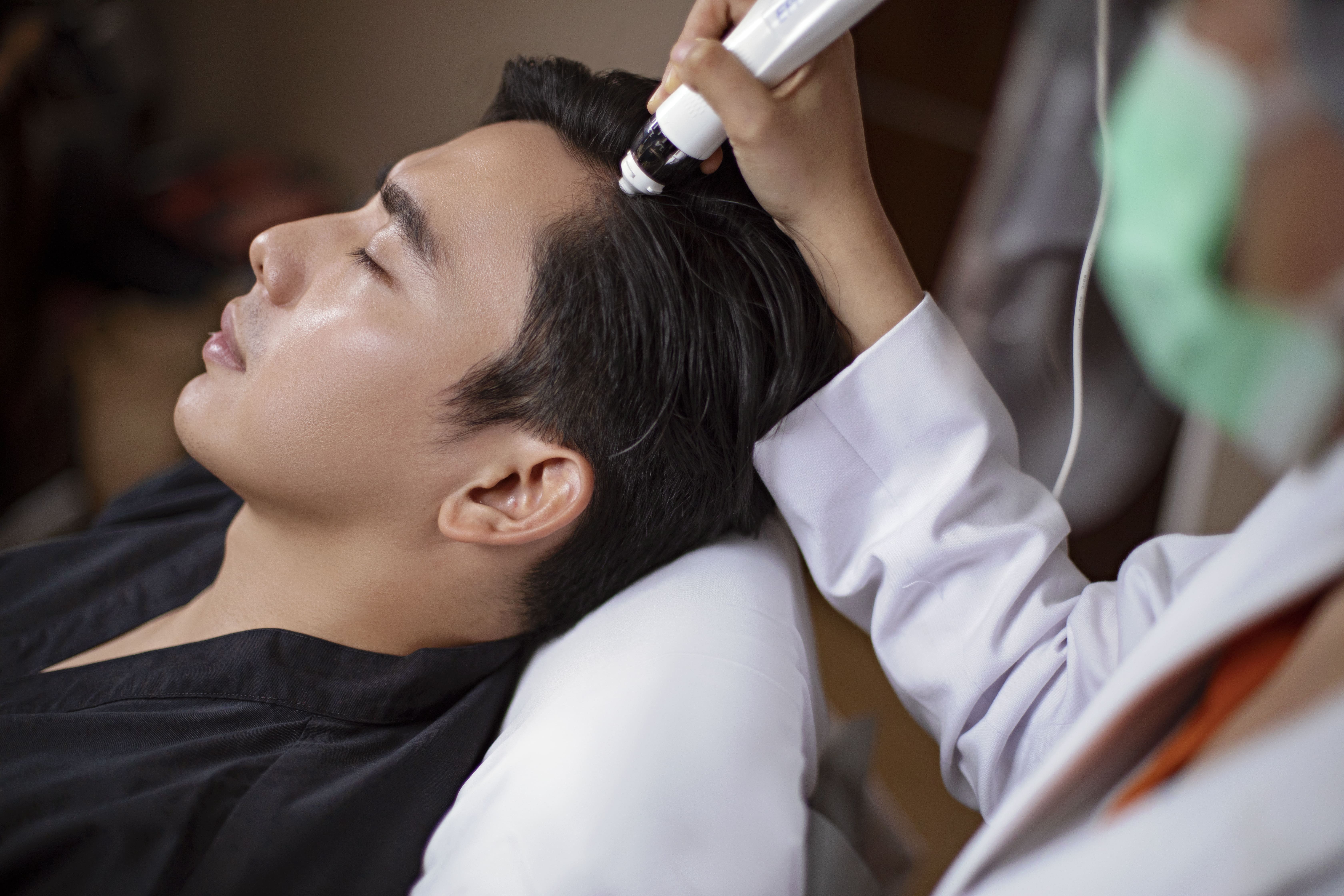 SOLUSI KLINIS: Metode microneedling dan red light therapy menjadi pilihan untuk mengatasi persoalan rambut. (ISTIMEWA)