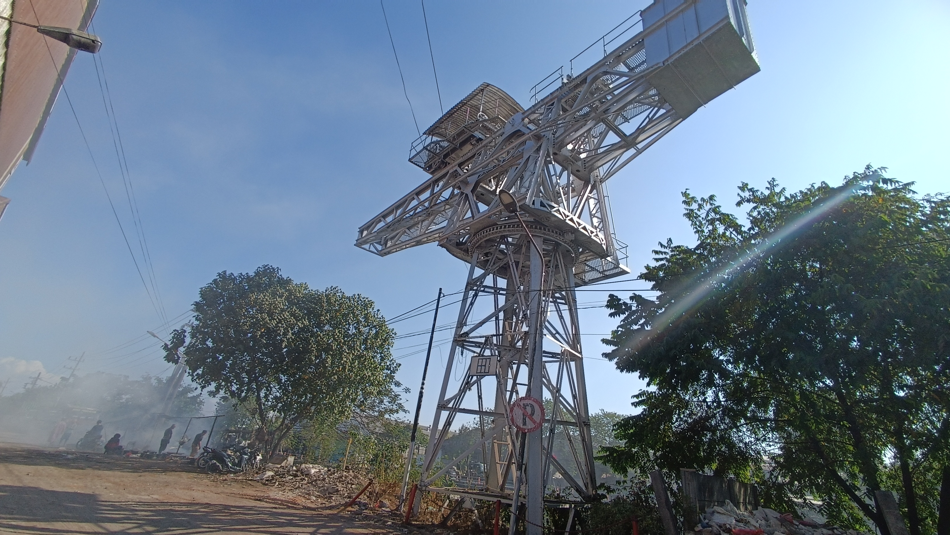 CAGAR BUDAYA: Crane putar yang ada di pinggir kalimas dulunya membantu untuk bongkar muat barang dari kapal. (ANDY SATRIA/RADAR SURABAYA)