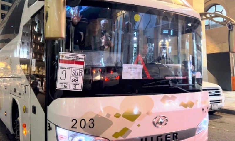 MABRUR: Bus jemaah kloter terakhir SUB 88 berangkat dari hotel di Madinah menuju ke Bandara Amir Muhammad bin Abdul Aziz (AMAA) Madinah untuk pulang ke Surabaya, Jumat dinihari (4/8). (ISTIMEWA)